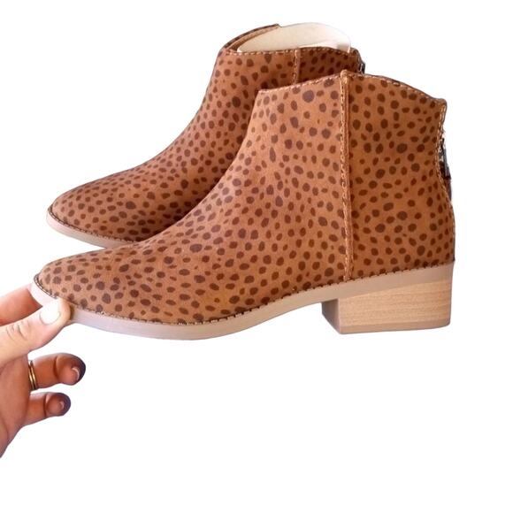 Universal Thread Leopard Ankle Emma Boots, Size 5 - Picture 3 of 4